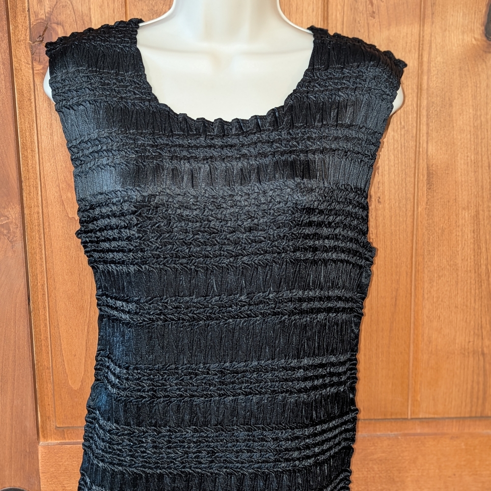 Elegant Black Textured Sleeveless‎ Top